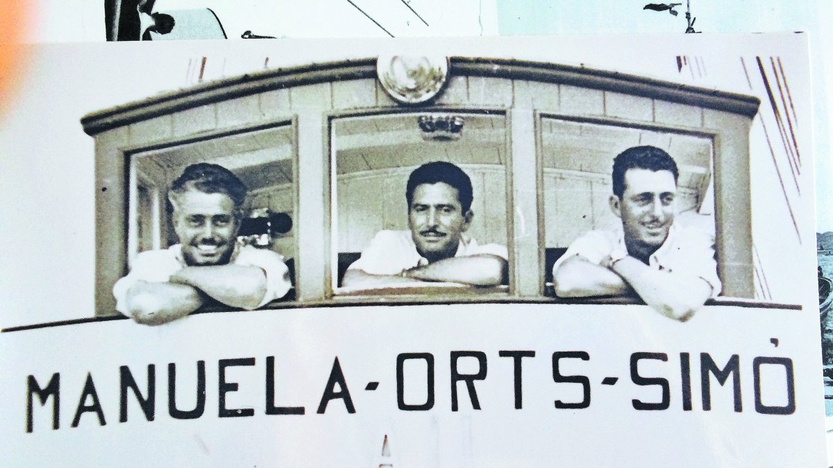 Francisco Simón y sus hermanos, en el barco en el que pescaban la mañana del 17 de enero de 1966, cuando vieron caer la bomba sobre el mar.