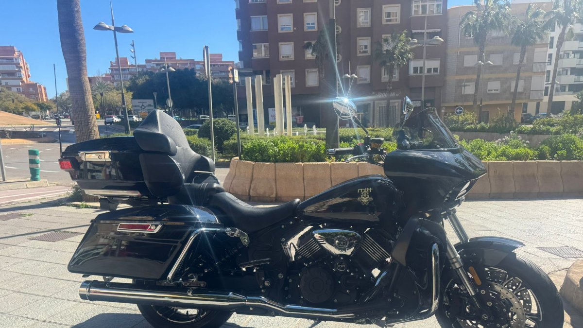 Maletas laterales y top case completan un conjunto pensado para afrontar largas rutas en pareja.