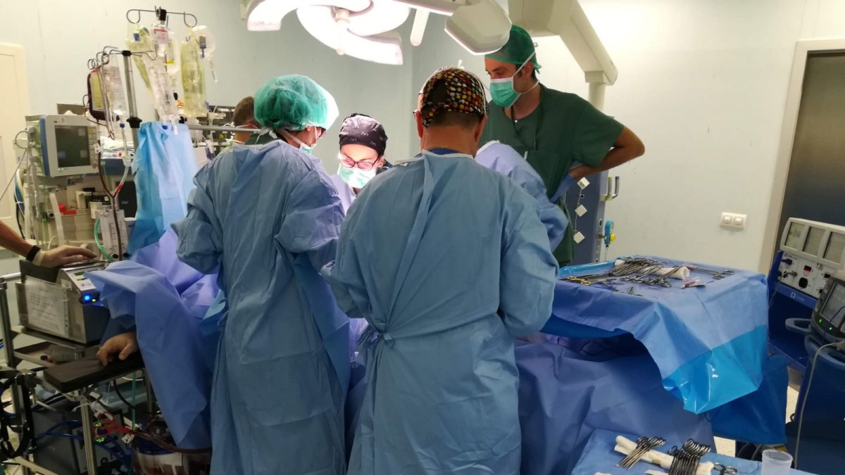 Sanitarios en un quirófano del Hospital Universitario de Poniente en imagen de archivo.