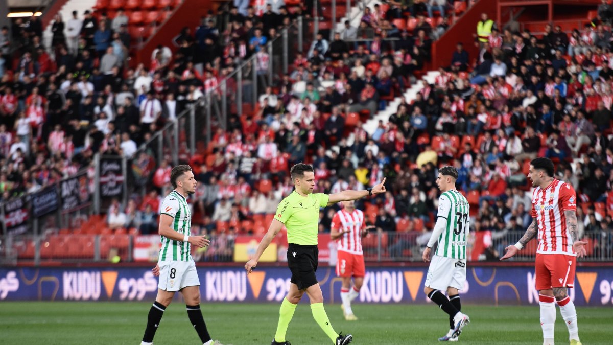 Hasta que pita el árbitro estado de alerta en el Almería.