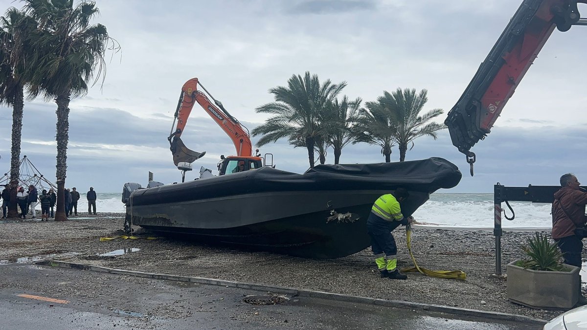 Narcolancha varada en la playa de la Herradura, en Almuñécar (Granada), durante el temporal.