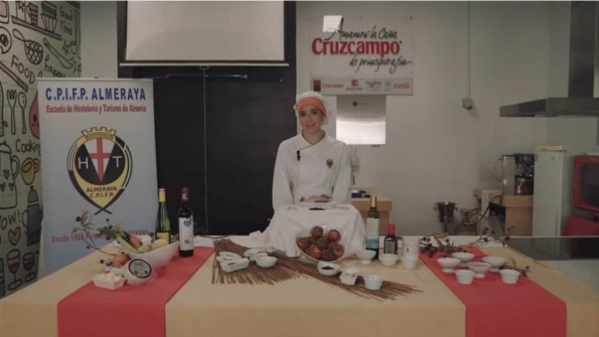 Fotograma de la vídeo receta de Laura Gil Saracho, estudiante del CPIFP Almeraya de Almería.
