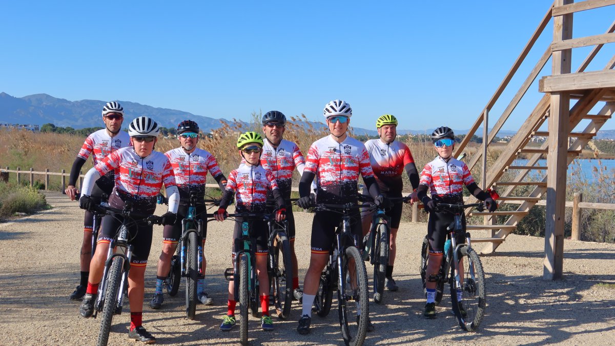 Alcalde y miembros del Club Ciclista Ciudad de Vera durante una de las rutas.