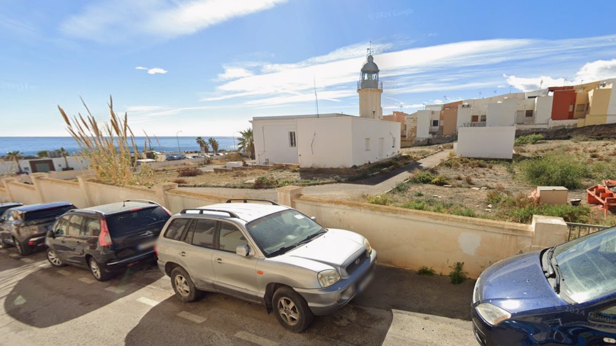 Terrenos y faro de Garrucha apagado desde 2021.