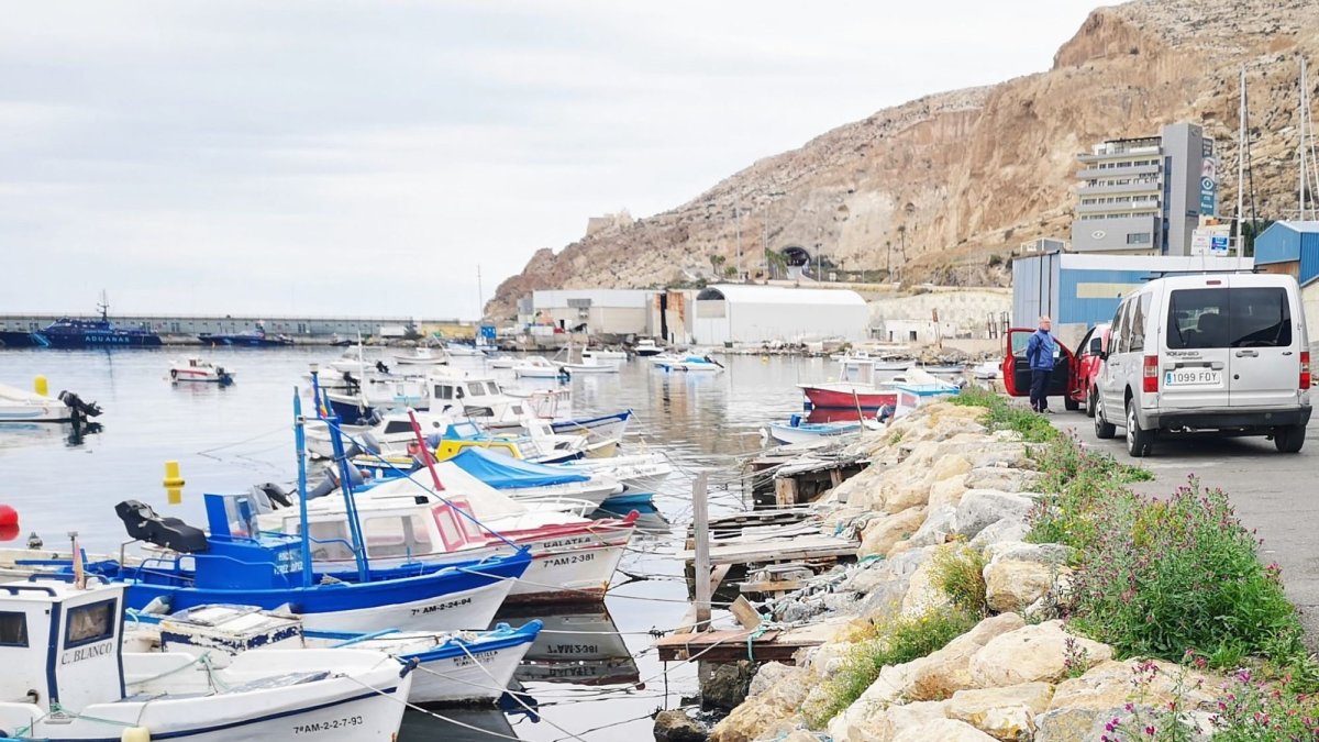 Archivo - Fondeadero del puerto pesquero de Almería.