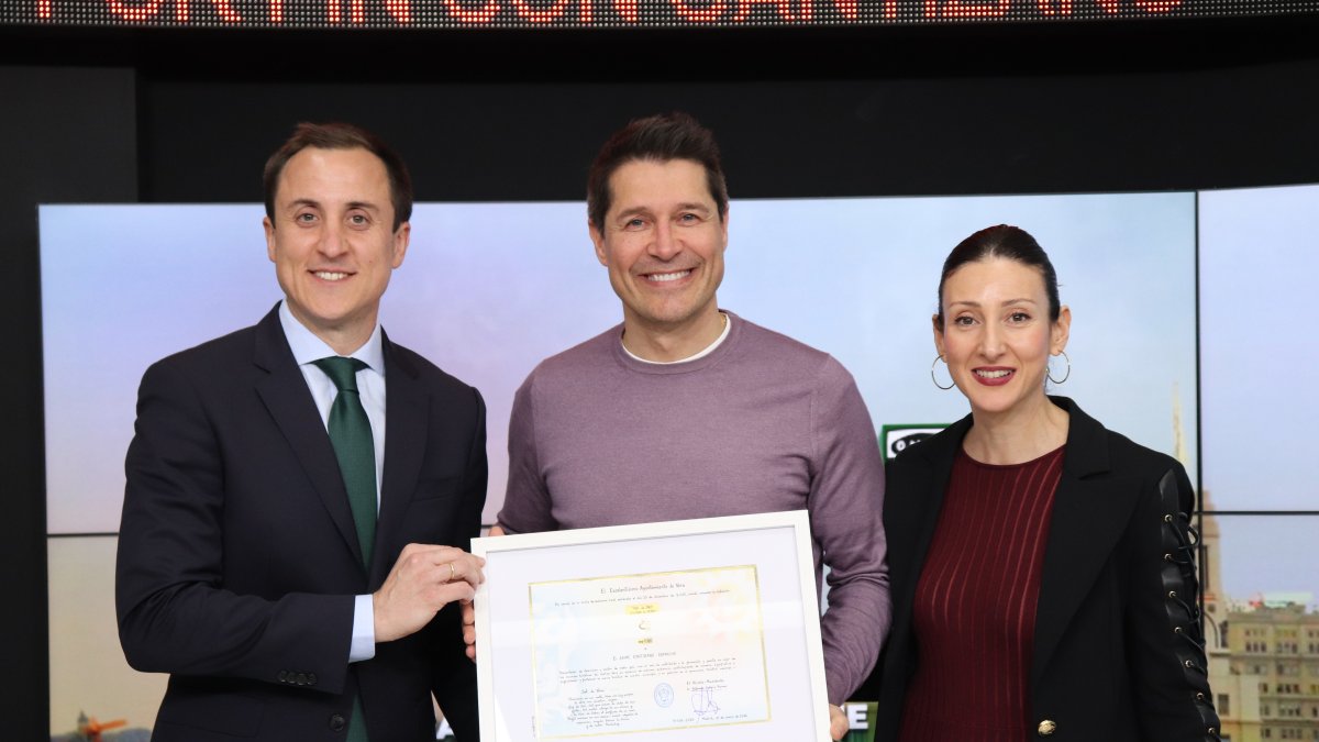 El alcalde de Vera, Alfonso García y la teniente de alcalde, Carolina Pérez, con el galardonado (centro).