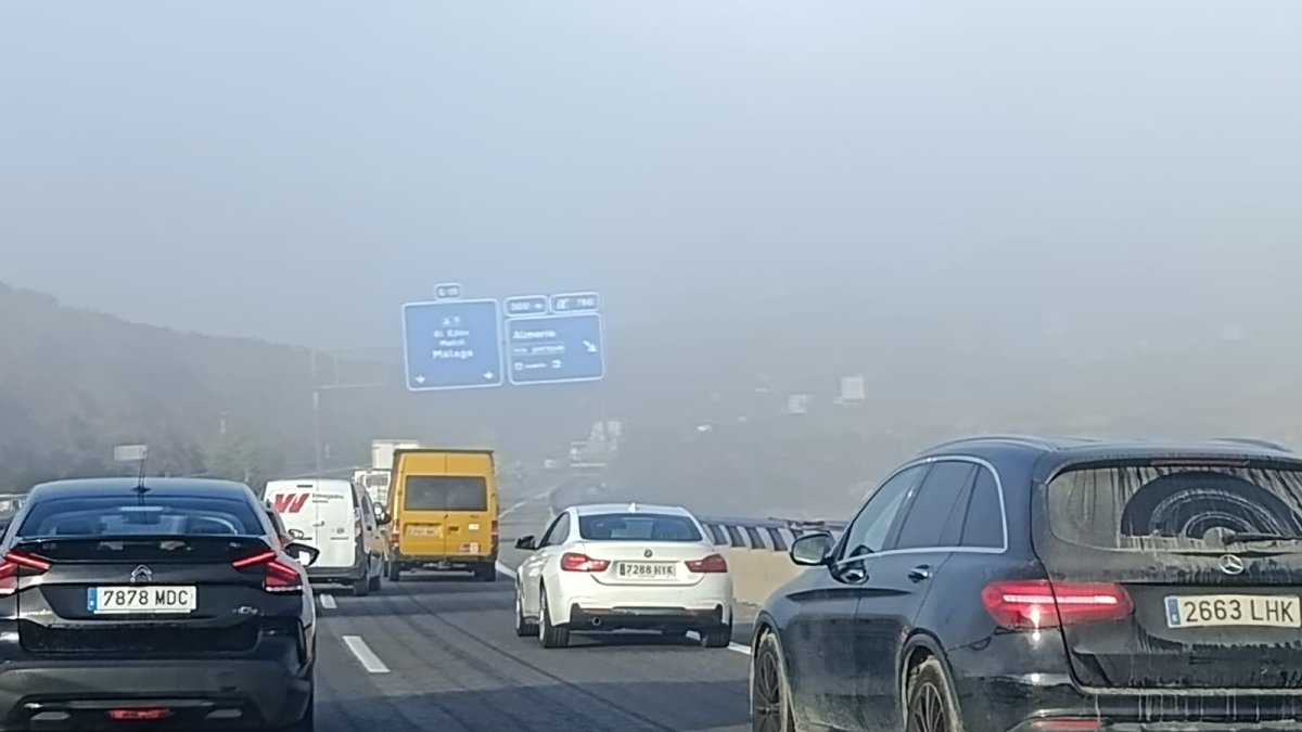 Retenciones en la A7 en la salida del Puerto de Almería debido a la niebla y varios accidentes.