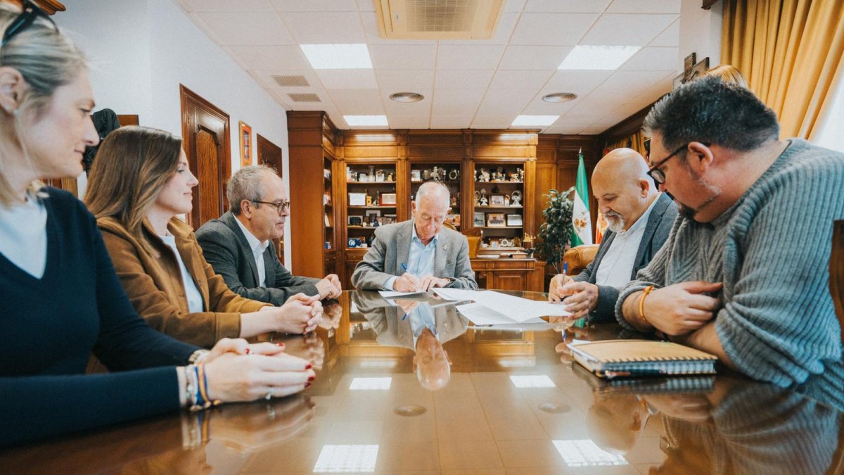 Firma del acuerdo entre el Ayuntamiento y la Cofradía del Cristo de la Buena Muerte