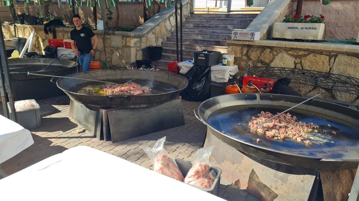 Preparativos para el Día de Andalucía en Huércal de Almería en una edición anterior.