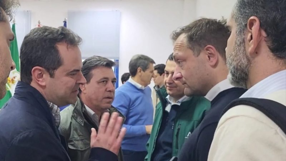 Juan Luis Ávila y Miguel Pérez con el Comisario europeo de Agricultura y Juanma Moreno