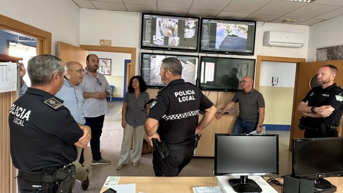 Encuentro entre el alcalde y el concejal con agentes en la Jefatura de Policía de Huércal-Overa.