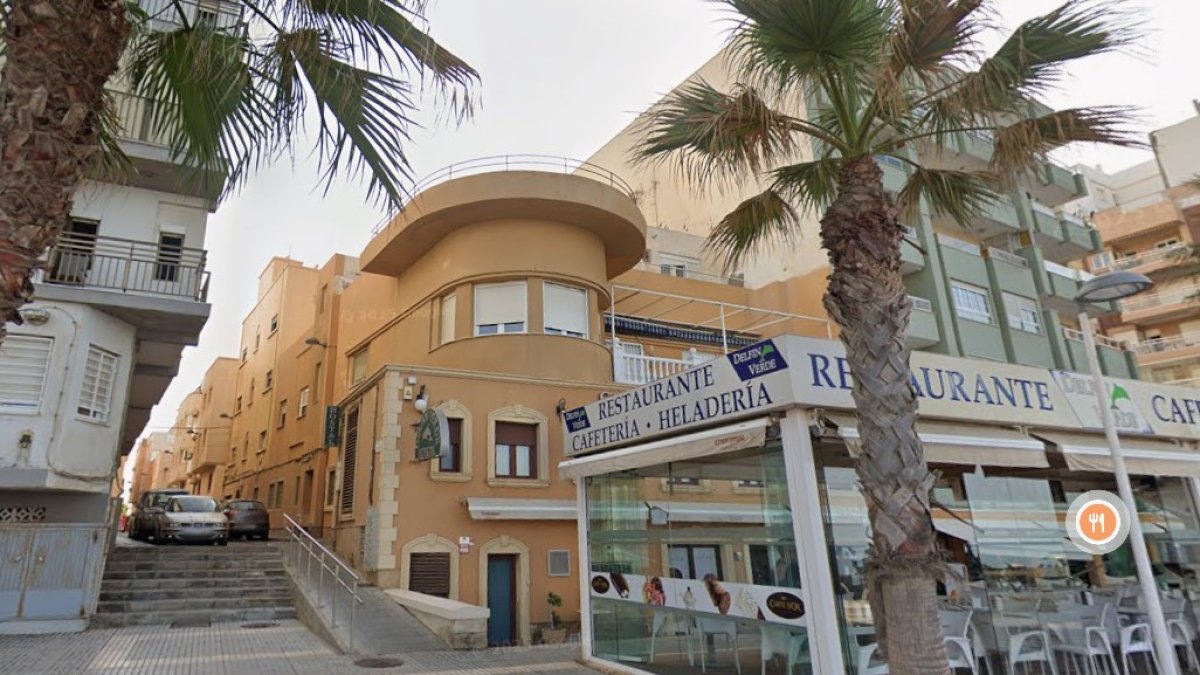 El edificio visto desde el Paseo Marítimo.