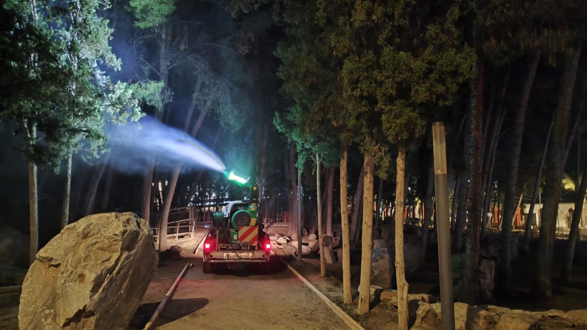 Fumigación contra la procesionaria en el Parque Adolfo Suárez.