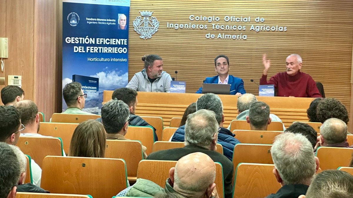 Teodoro Moreno, autor de “Gestión Eficiente del Fertirriego. Horticultura Intensiva”, 
junto a Fernando Paniagua, presidente de COITAAL, y otros asistentes durante la presentación oficial.