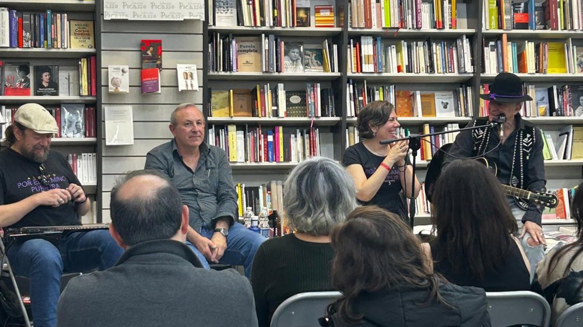 Presentación en la PIcasso de la biografía “Adolfo Por el camino púrpura”, escrita por Concha Moya.