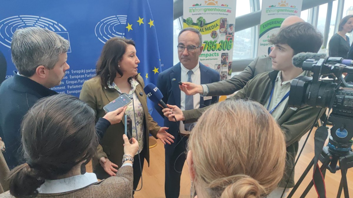 El corazón institucional de Europa acoge el acto final de la campaña “Es de Invernadero. Frutas y Hortalizas Sostenibles de Europa”