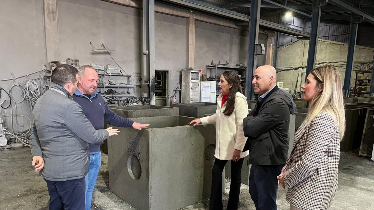 La delegada de la Junta en Almería, Aránzazu Martín, visita la empresa Prefabricados La Morena.