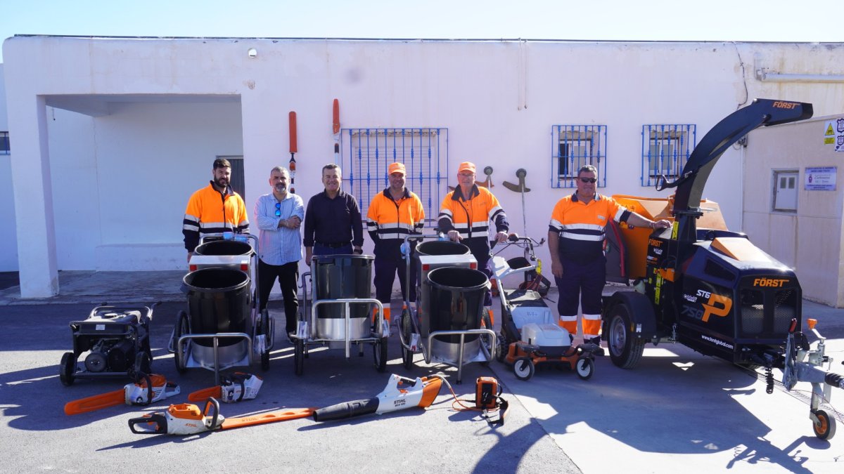 El alcalde de Carboneras, Salvador Hernández, acompañado por personal de la nueva empresa concesionaria del servicio, Actúa, Servicios y Medio Ambiente