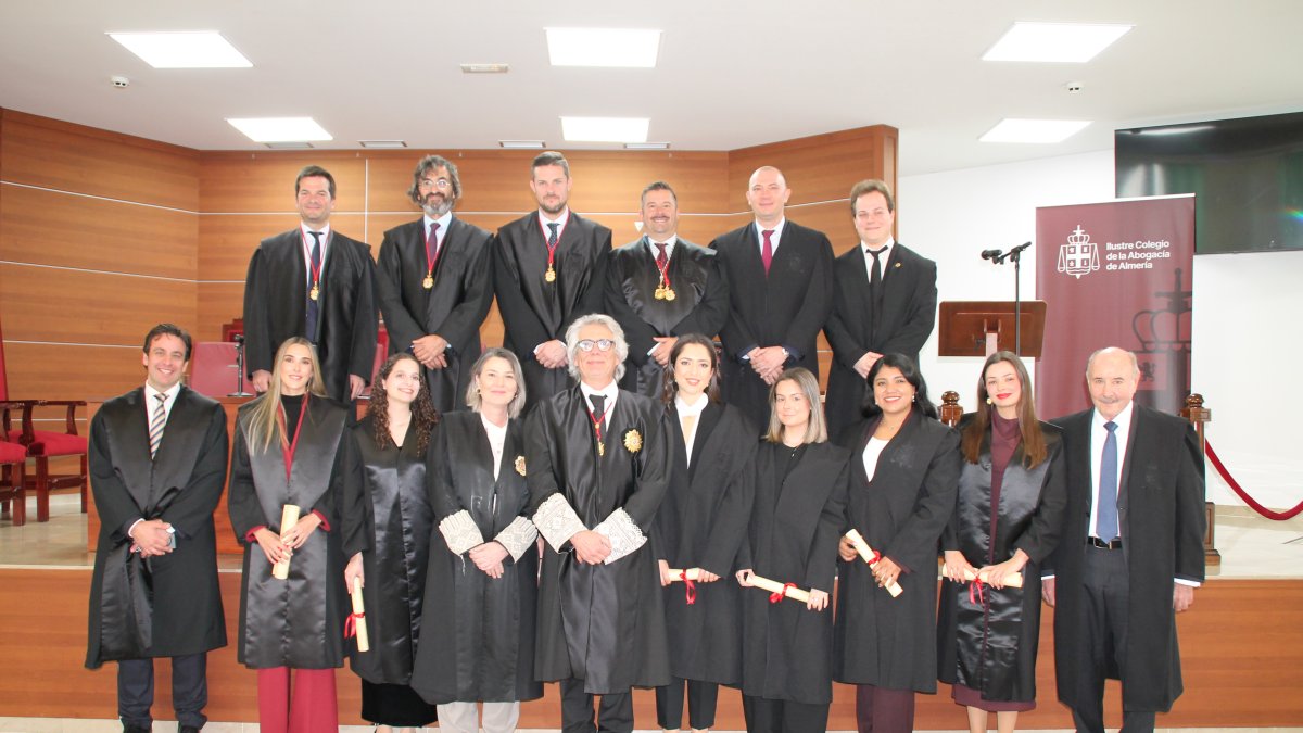 Foto de familia de las nueva juramentadas como abogadoas.