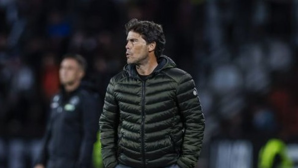 El entrenador del Almería, atento en la banda del Carlos Belmonte.