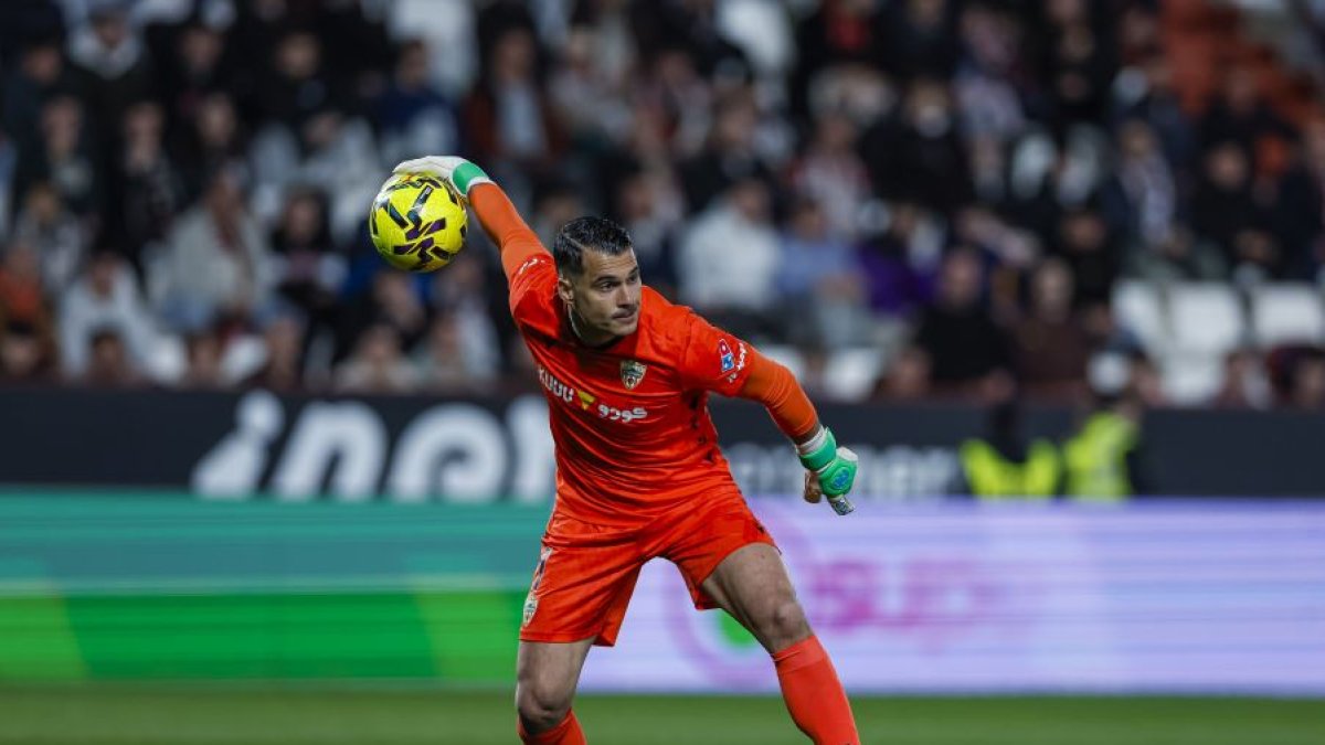 Andrés Fernández es un veterano de guerra que no vive al margen del ruido.