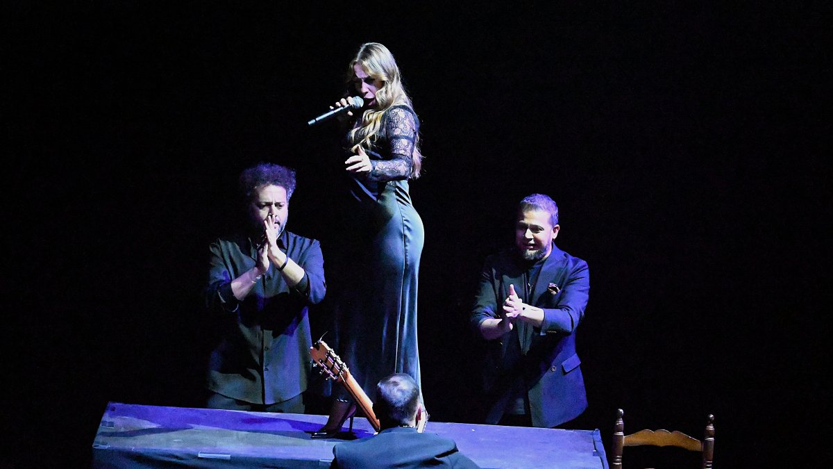 María Terremoto muestra su esencia flamenca en un gran recital en el Teatro Auditorio de Roquetas