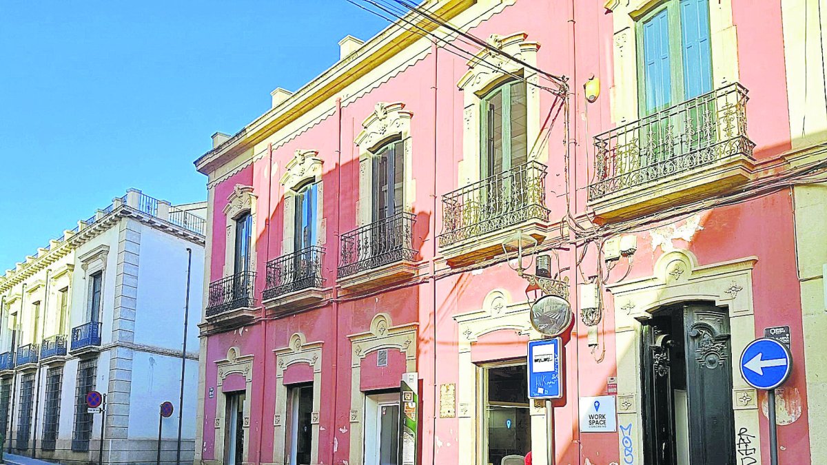 Casa histórica de la calle de la Reina convertida hoy en oficina de alquiler.
