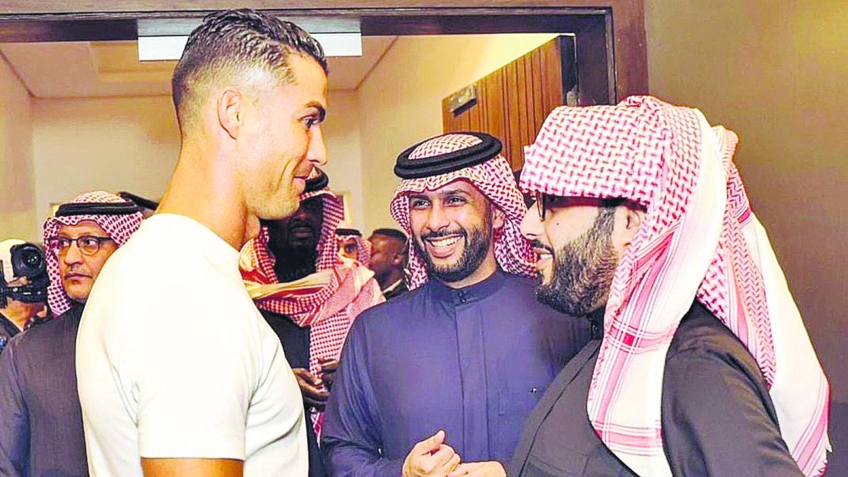 Cristiano Ronaldo junto a Mohammed Al-Khereiji y Turki Al-Sheikh en Arabia Saudí.