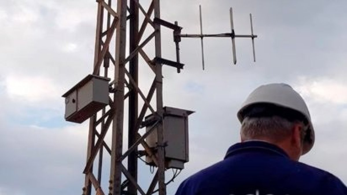 Archivo - Un operario de Endesa.