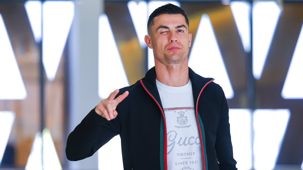 La grada del Estadio de los Juegos Mediterráneos sueña con ver a Cristiano Ronaldo en el palco al lado del presidente Mohamed Al Khereiji.