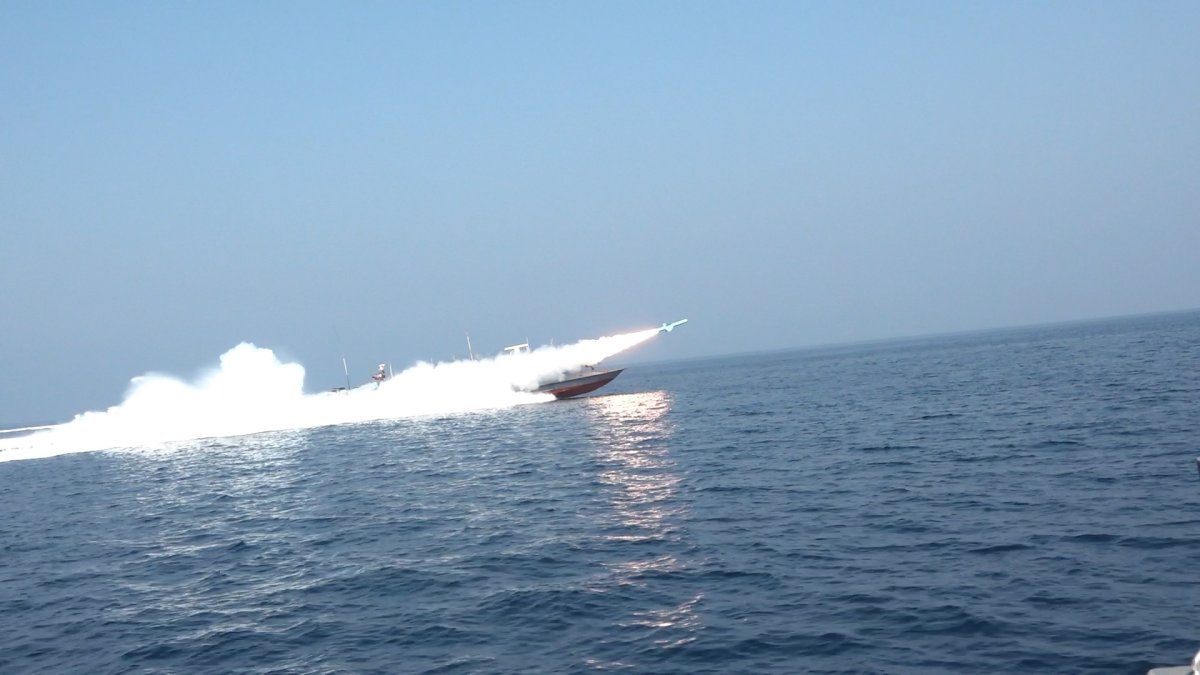 Tropas de la República de Irán bloquean el paso del Estrecho de Ormuz.