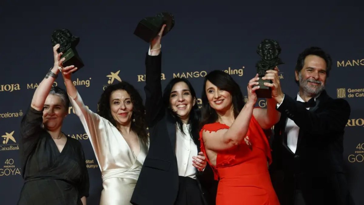 La directora Alauda Ruiz de Azúa y los productores posan con los Goyas a mejor guion original, mejor dirección y mejor película por 'Los domingos'.