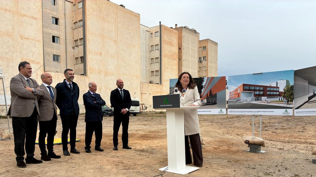 La consejera de Educación en el acto de colocación de la primera piedra del nuevo instituto situado en la zona de Las Marinas