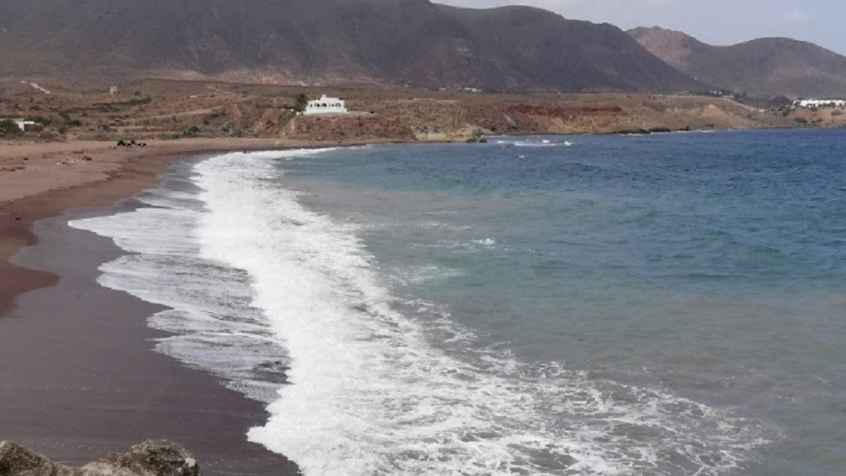 Archivo - Playa de los Escullos, en Níjar (Almería).