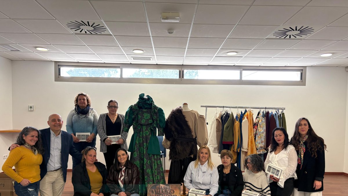 Grupo de costura que prepara de forma altruista el vestuario de la recreación histórica.