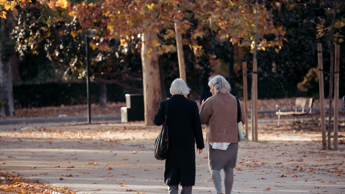Dos mujeres caminan por un parque.
GABRIEL LUENGAS / EUROPA PRESS
29/11/2023