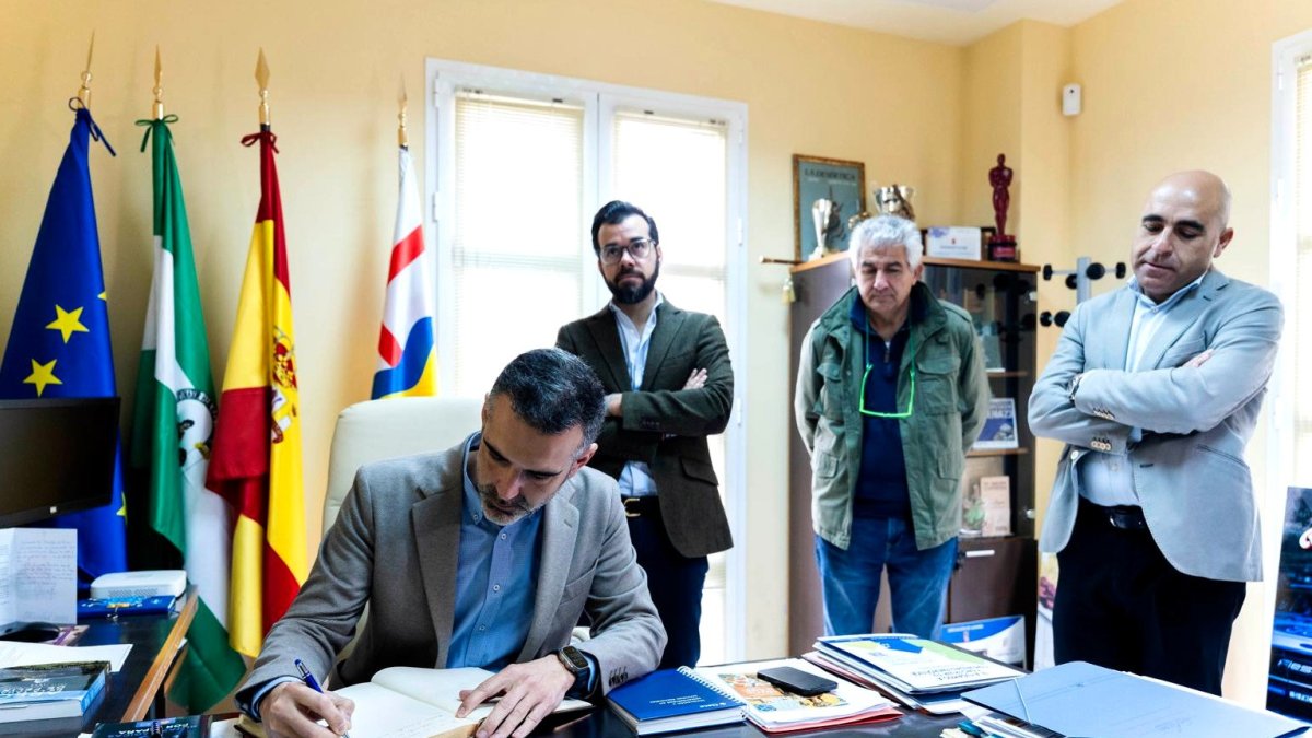 Fernández Pacheco firma en el libro de honor del Ayuntamiento de Enix