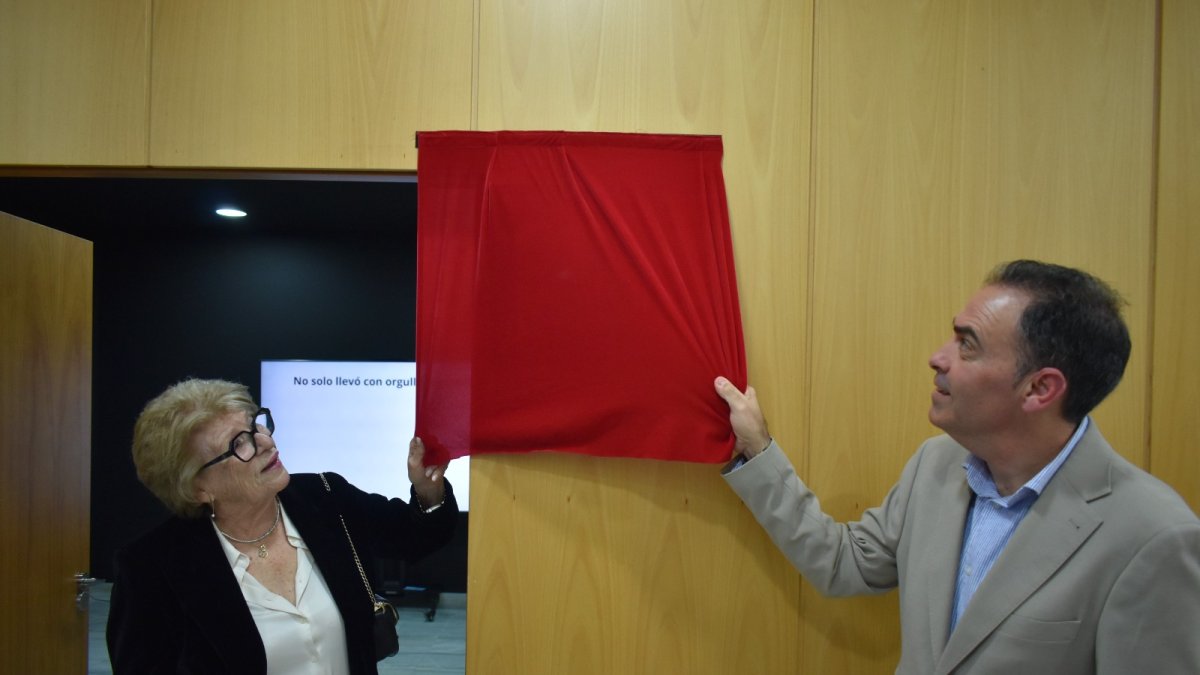 Josefina Simón, viuda de Don Gabriel Martínez Guerrero, y el alcalde Pedro Ridao descubrieron la placa con el nombre de la sala audiovisual del CICA dedicada al primer cronista oficial de Antas.