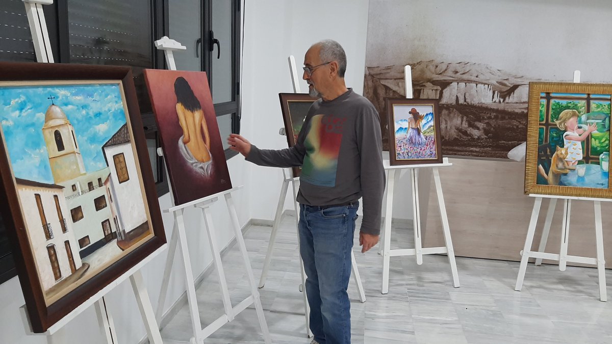 El profesor Diego Fábrega durante el montaje de la exposición.