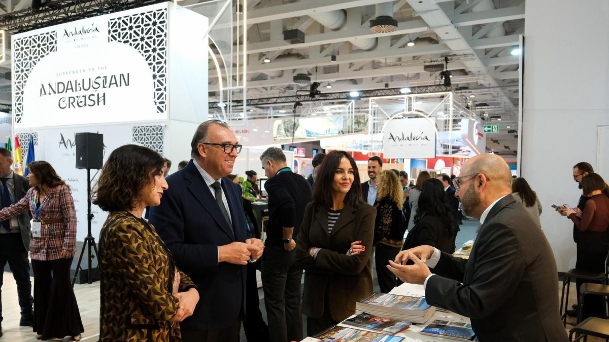 El consejero andaluz de Turismo y las diputada provinciales de Almería en la ITB de Berlín (Alemania)
