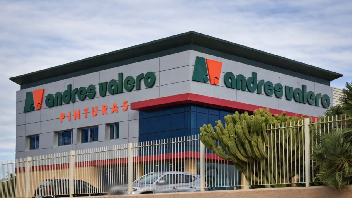 El tan reconocido cartel de Pinturas Andrés Valero en su sede en Vera.