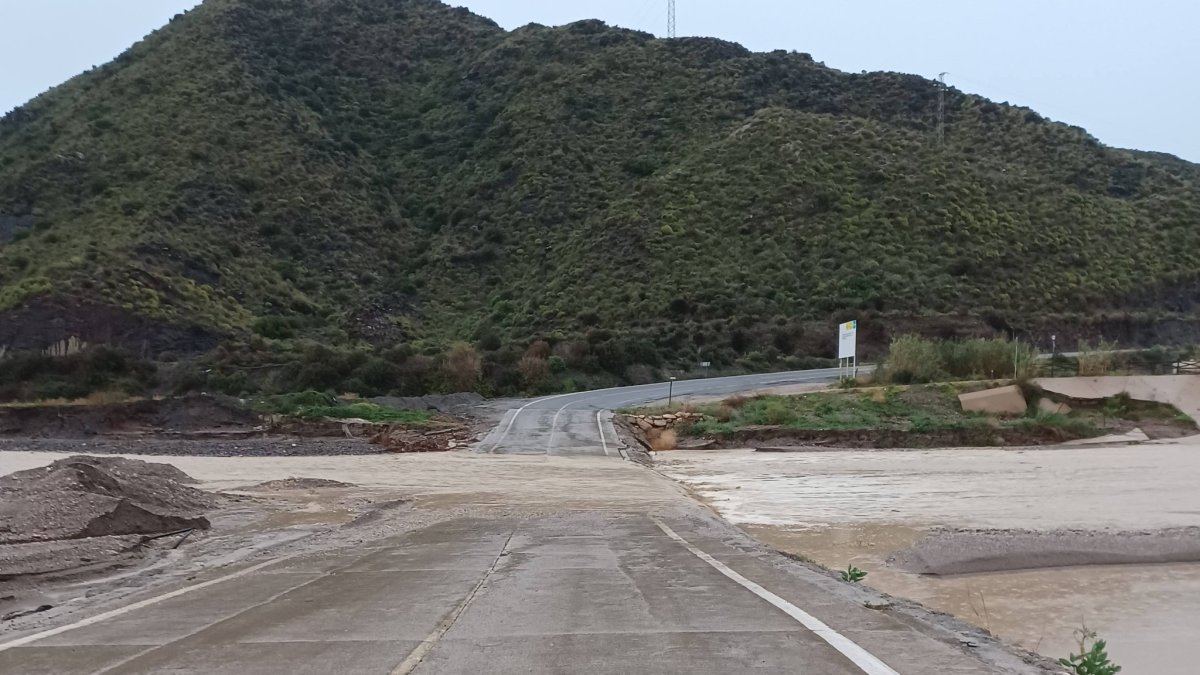 Carretera cortada en Cuevas del Almanzora por las lluvias.