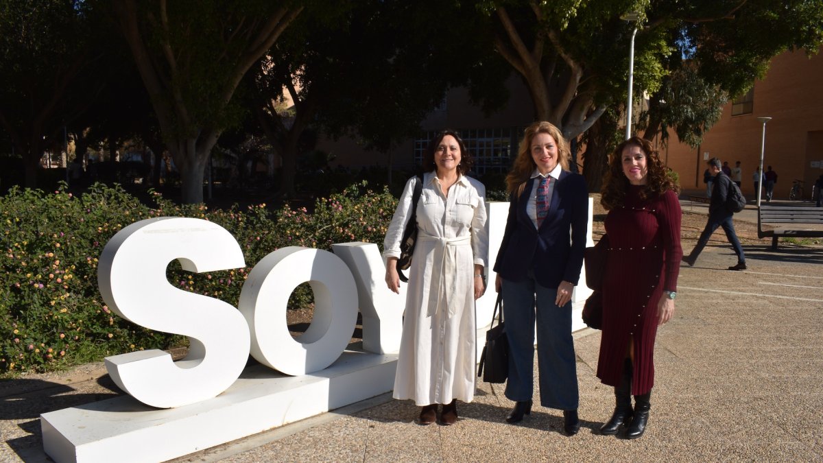 María Teresa Martín Palomo, profesora de la UAL; María del Mar Esparza, coordinadora del IAM, e Inmaculada López, directora de Igualdad de la UAL