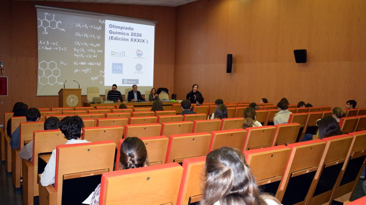 Estudiantes participantes en la Olimpiada de Química escuchan con atención las explicaciones en la sesión de apertura de la prueba.