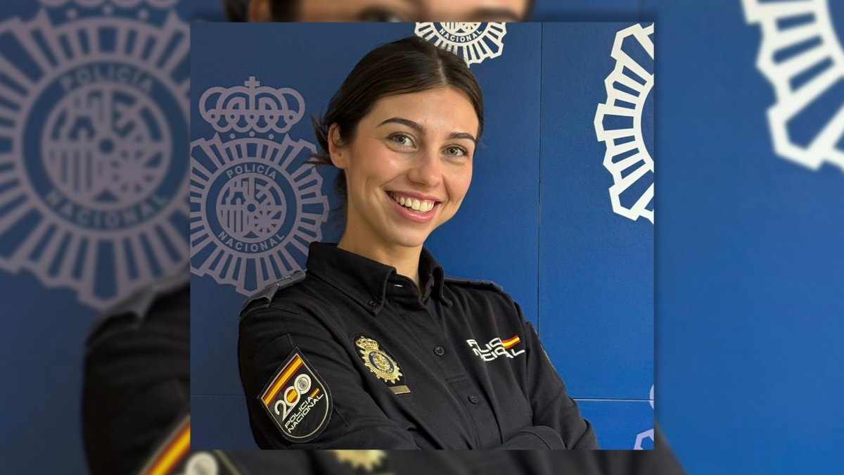 La agente en prácticas Ana M.L. fotografiada en la Comisaría Provincial.