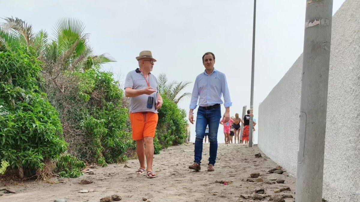 El alcalde de Vera (derecha) paseando por la zona afectada en una imagen de archivo.