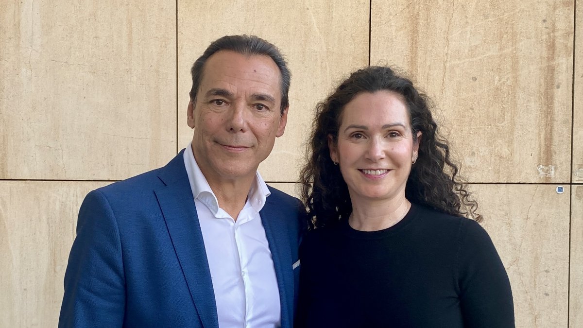 Mariola Hidalgo junto al autor de la entrevista Antonio Hermosa.