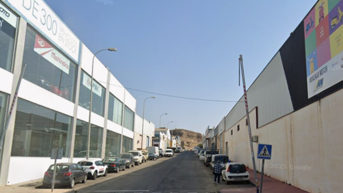 Calle Sierra de las Estancias, en Viator, donde se ubica la nave en la que ha muerto el joven de Gádor.