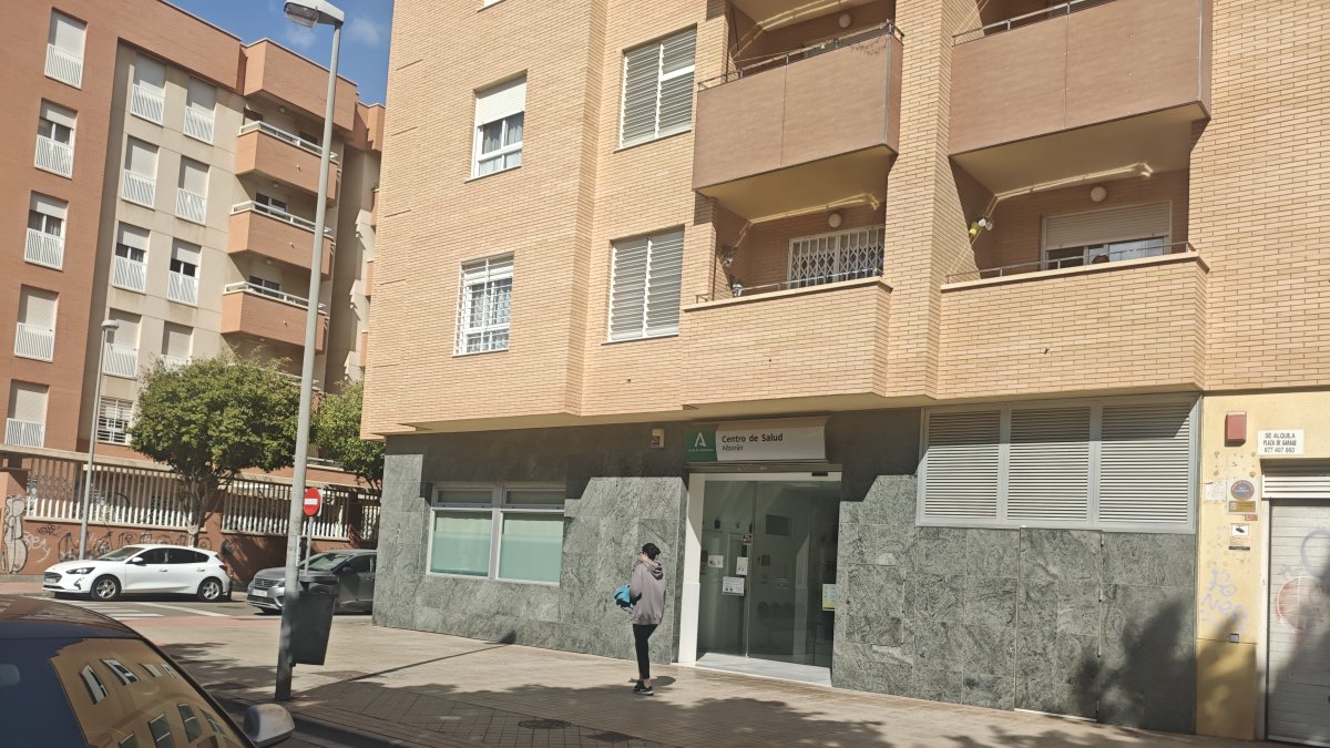 El centro de salud Alborán se encuentra en la calle Las Alpujarras de Almería.