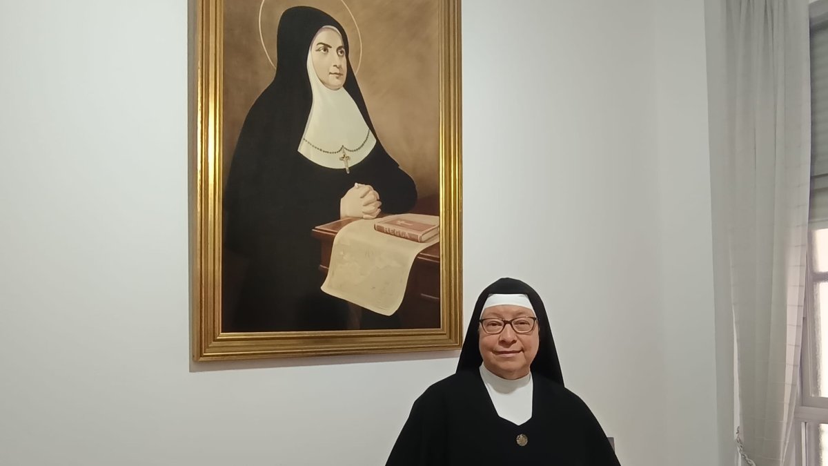 Madre Laura junto al cuadro de Santa Soledad, la fundadora de las Siervas de María